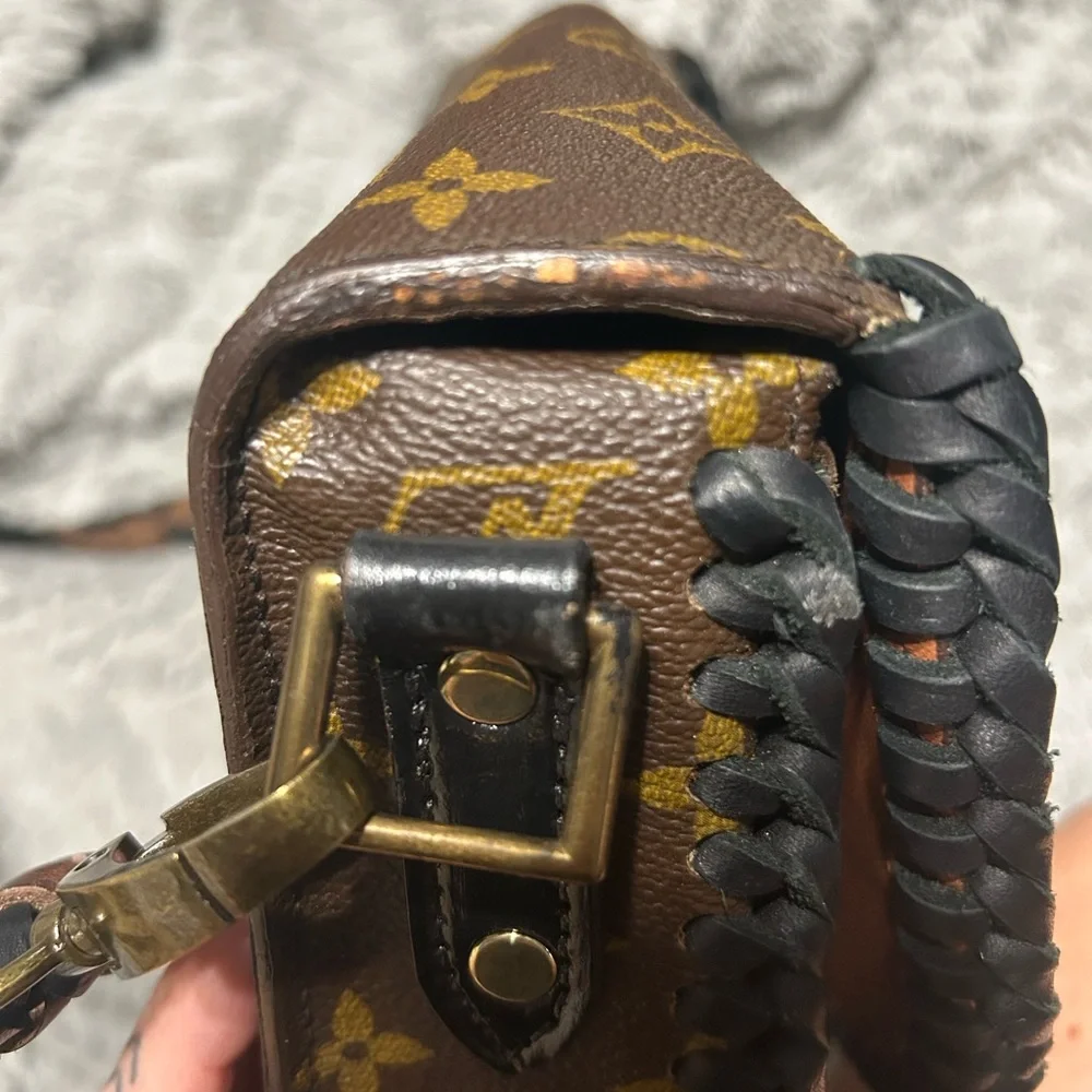 Lv world traveler bag with turquoise pendant vbb - Picture 5 of 10